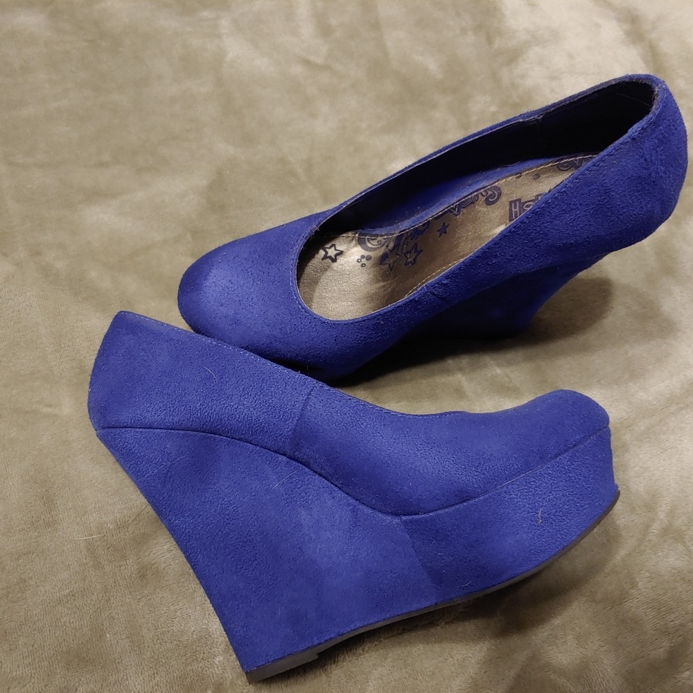 Wedge or high heel pumps